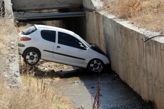 Erzurum'da su kanalına düşen otomobildeki 2 kişi yaralandı
