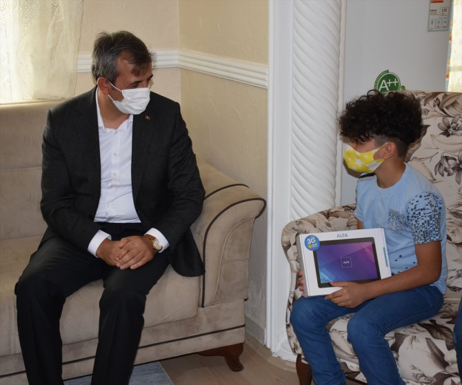 Kırıkkale'de ihtiyaç sahibi öğrencilere tablet dağıtılıyor