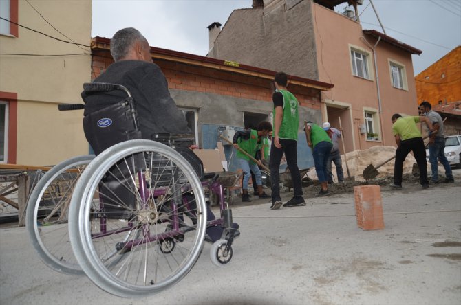 Kütahya'da engelli vatandaşın evini gönüllü gençler onarıyor