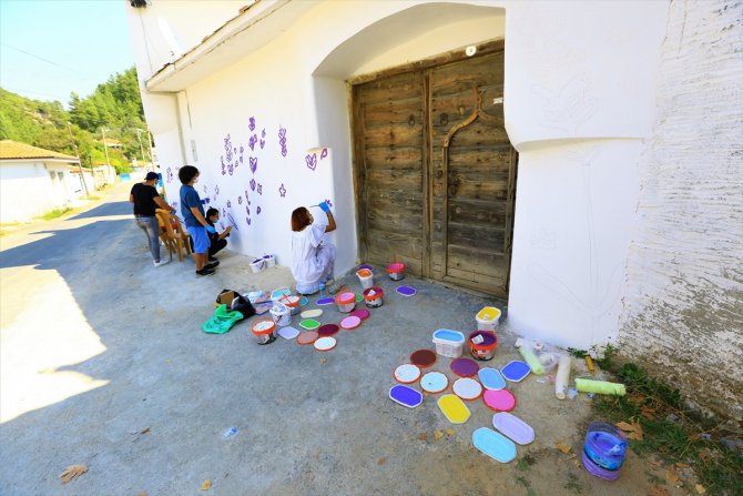 Muğla'da evlerin duvarları lavanta figürleriyle renkleniyor