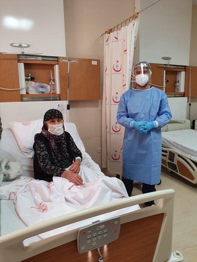 Adıyaman'da Kovid-19 tedavisi tamamlanan 104 yaşındaki kadın taburcu edildi