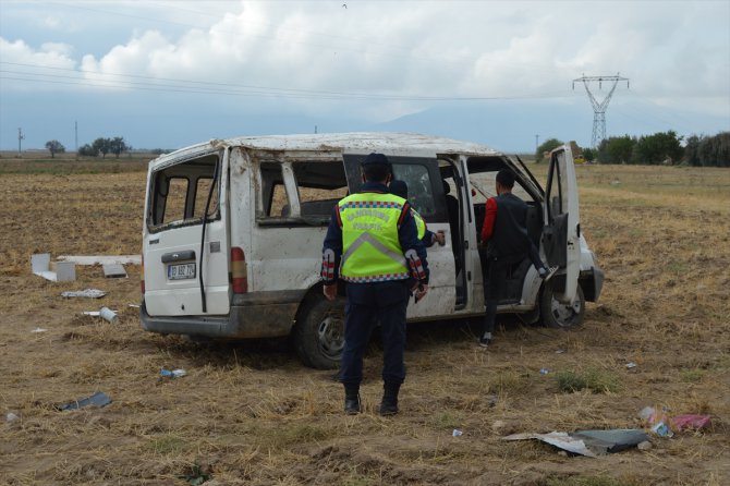 Afyonkarahisar'da inşaat işçilerini taşıyan minibüs devrildi: 7 yaralı