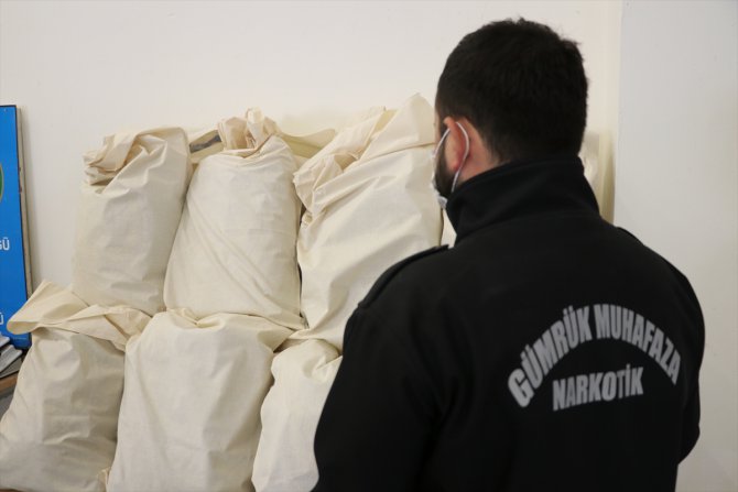 Avrupa'ya açılan sınır kapılarında 157 kilogram uyuşturucu ve kaçak eşyalar ele geçirildi