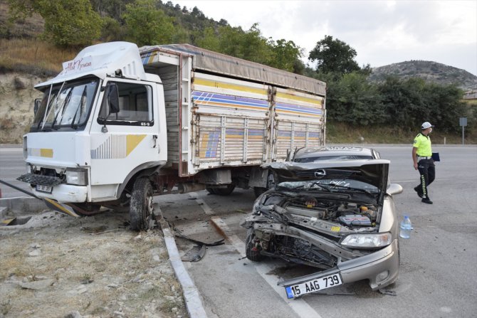 Burdur'da kamyonla otomobil çarpıştı: 5 yaralı