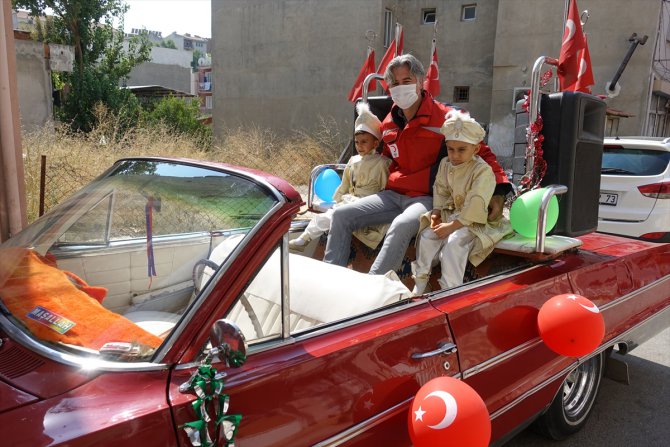İzmir'de sünnet çocuklarının üstü açık otomobille gezi hayalini Kızılay gerçekleştirdi