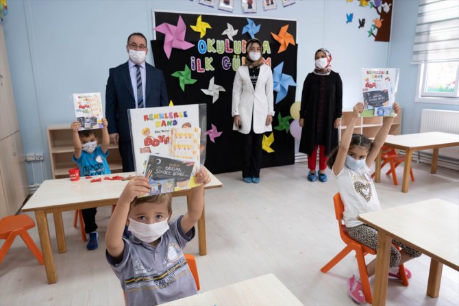Kastamonu Belediye Başkanı Vidinlioğlu'dan öğrencilere ilk gün hediyesi