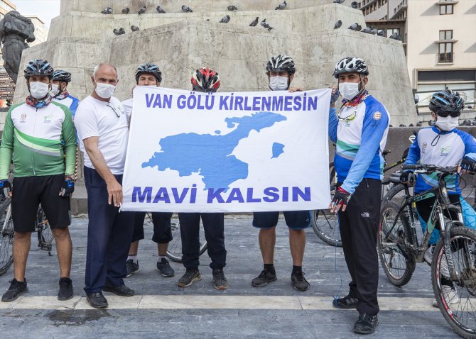 "Van Gölü Kirlenmesin, Mavi Kalsın" sloganıyla pedal çeviren aktivistler Ankara'ya ulaştı
