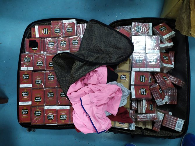 Adana'da bagajlarında kaçak tütün ürünleri bulunan 3 yolcuya gözaltı