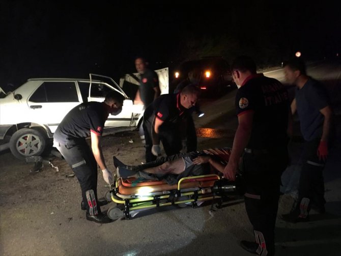 Adana'da otomobil refüjdeki ağaçlara çarptı: 3 ağır yaralı