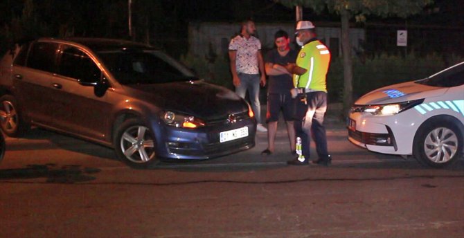 Adana'da polisten geri geri kaçmaya çalışan sürücü kaldırıma çıkınca yakalandı