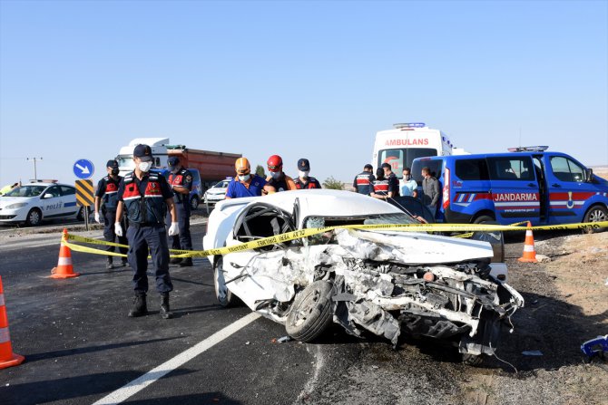 Aksaray'da otomobil ile minibüs çarpıştı: 1 ölü, 6 yaralı
