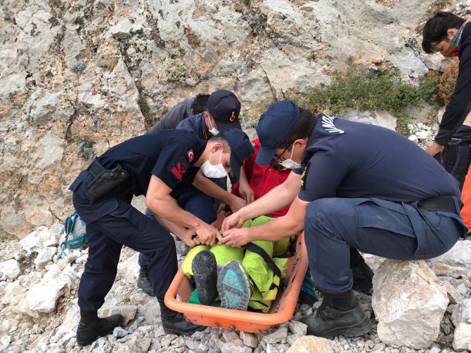 Demirkazık Dağı'nda ayak bileği kırılan Ukraynalı dağcı kurtarıldı