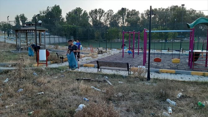 Edirne'de spor yaptıkları alanı temizleyen gençlere baklava ikramı