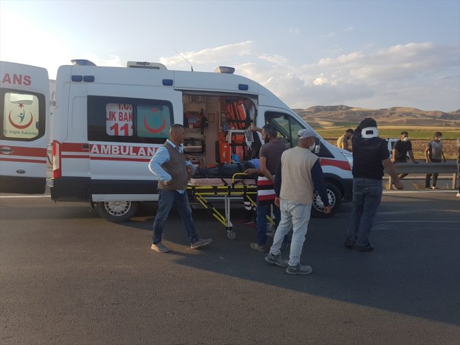 Sivas'ta işçi taşıyan kamyonet devrildi 4 kişi yaralandı