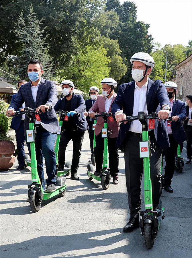 Yabancı misyon temsilcileri "sıfır emisyon" için scooter kullandı