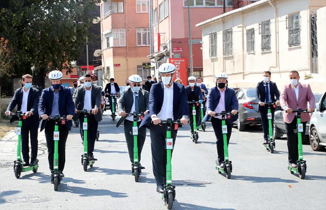Yabancı misyon temsilcileri "sıfır emisyon" için scooter kullandı
