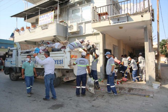 Adana'da bir evden 11 kamyon çöp çıktı