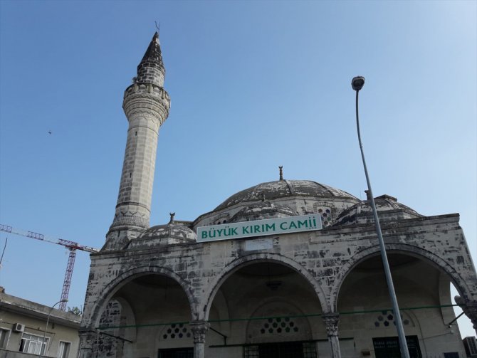 Adana'daki depremde minaresi hasar gören cami geçici olarak ibadete kapatıldı