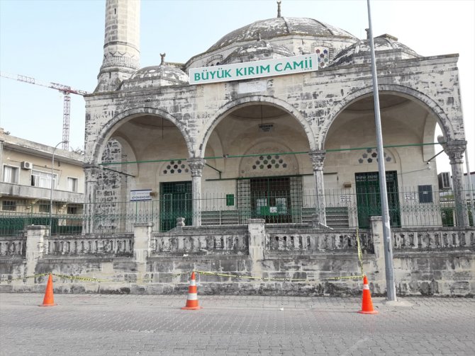 Adana'daki depremde minaresi hasar gören cami geçici olarak ibadete kapatıldı
