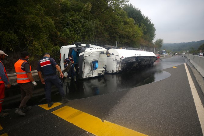 Bolu Dağı'nda devrilen zift yüklü tanker otomobile çarptı: 3 yaralı