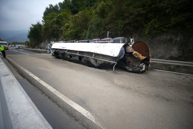 GÜNCELLEME - Bolu Dağı'nda devrilen zift yüklü tanker otomobile çarptı: 3 yaralı