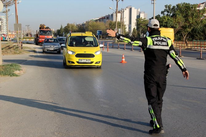 Edirne'de Kovid-19 tedbirleri kapsamında minibüsler denetlendi