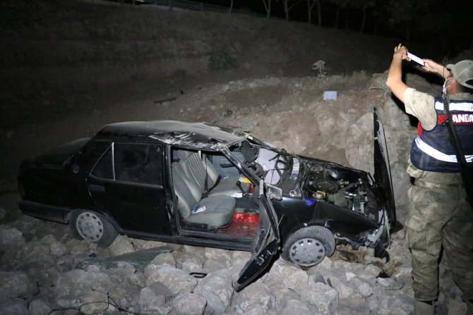 Elazığ'da otomobil şarampole devrildi: 2'si çocuk 5 yaralı