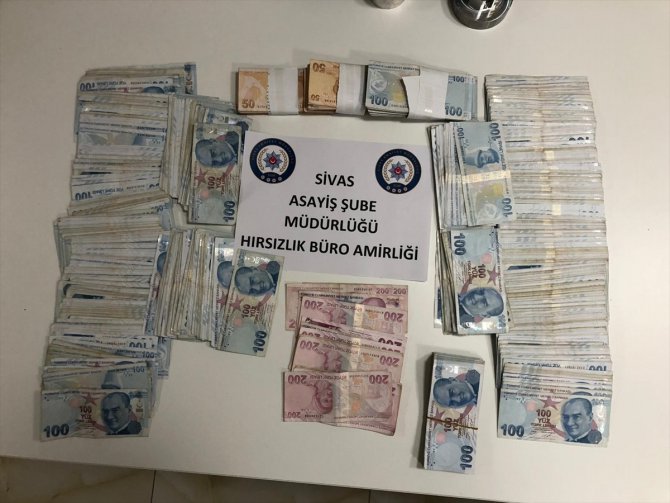 Malatya'da camını kırdıkları otomobilden gasbettikleri parayla Sivas'ta yakalandılar