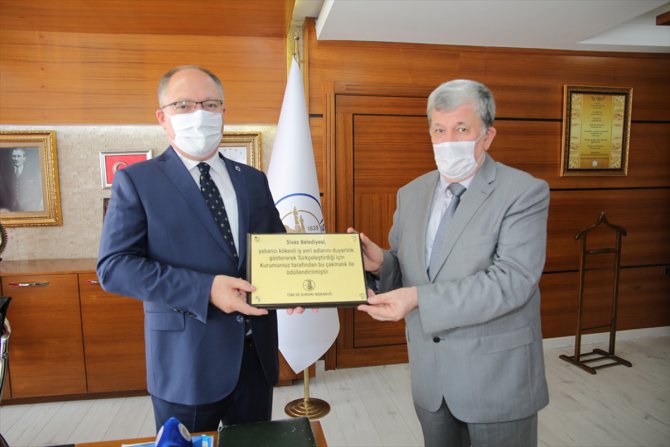 TDK'den bünyesindeki işletmelere Türkçe isim veren Sivas Belediyesine ödül
