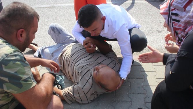 Adana'da kaza yapan otomobildeki damat adayı yaralıya yardım etti