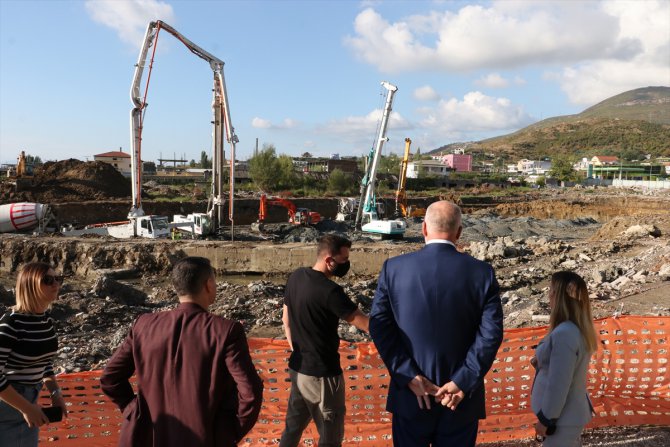 Arnavutluk Başbakanı Rama, Türkiye tarafından inşa edilecek konut bölgesini ziyaret etti