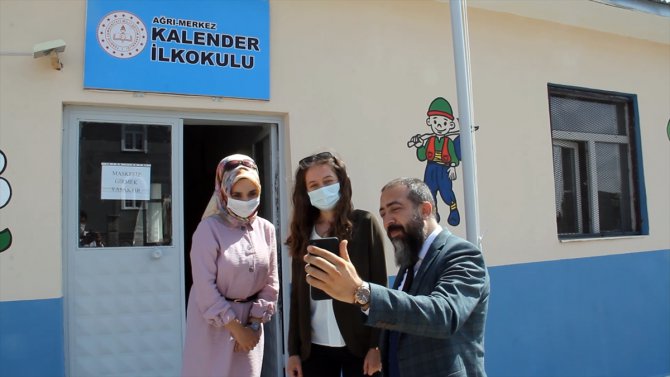 Milli Eğitim Bakan Selçuk, Ağrı'daki köy öğretmenleriyle telefonda görüntülü görüştü