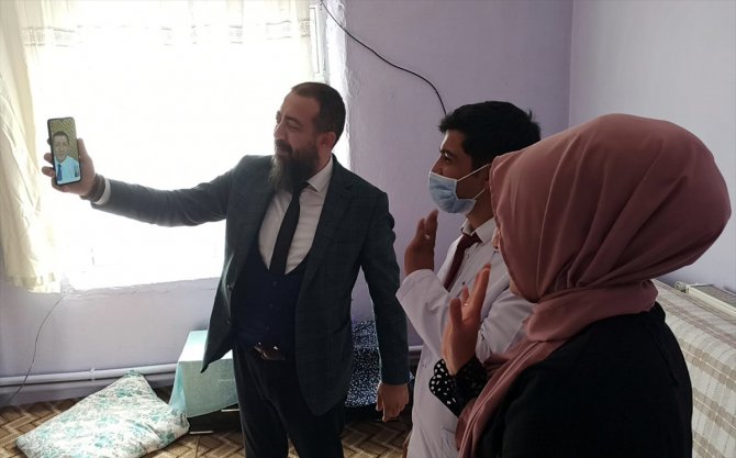 Milli Eğitim Bakan Selçuk, Ağrı'daki köy öğretmenleriyle telefonda görüntülü görüştü