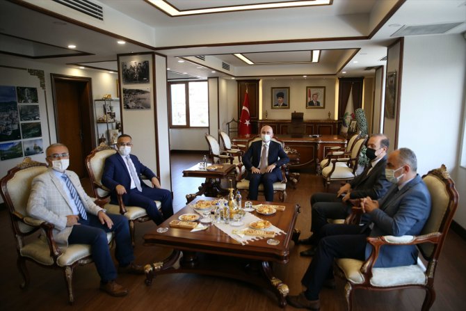 Bakan Karaismailoğlu AK Parti Rize İl Başkanlığını ziyaret etti: