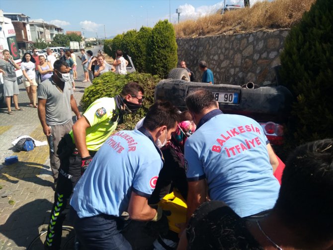 Balıkesir'de kaldırıma çarpıp devrilen otomobildeki 4 kişi yaralandı