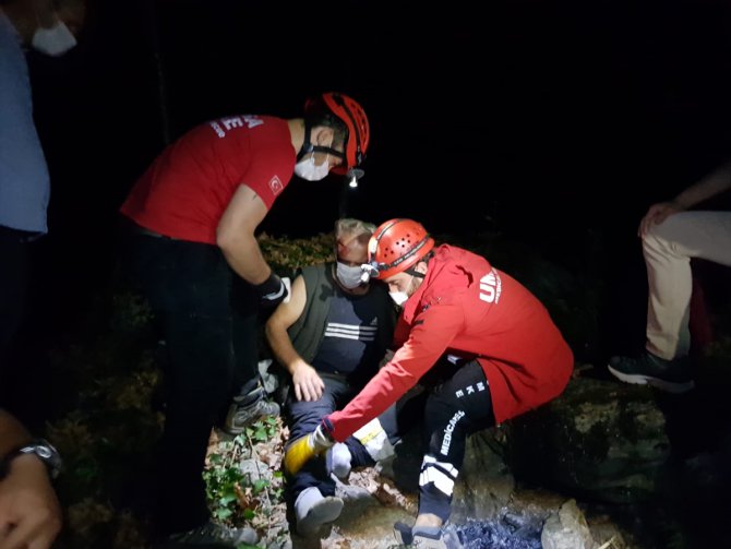 Bursa'da dereye düşerek yaralanan kişiyi ekipler kurtarıldı