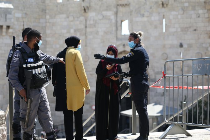 İsrail polisi Kovid-19 gerekçesiyle Filistinlilerin Mescid-i Aksa'ya ulaşmalarını engelledi