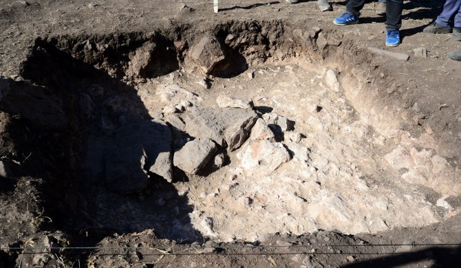 Malazgirt Savaşı alanının tespiti için açılan mezarlarda kemik kalıntılarına rastlandı