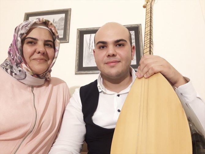 Milli Eğitim Bakanı Selçuk, güzel sanatları birincilikle kazanan "otizmli müzik dehası"nı kutladı:
