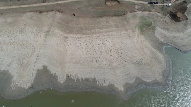 Tekirdağ'da su seviyesi azalan Bıyıkali Göleti'nden sulama durduruldu