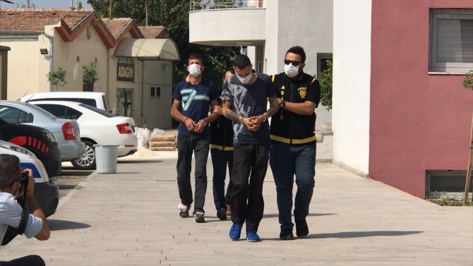 Adana'da polisten kaçmaya çalışan 3 zanlı yakalandı