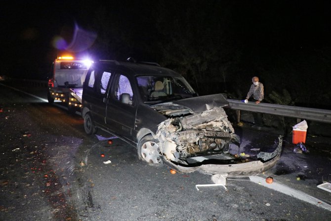 Anadolu Otoyolu'nda bariyere çarpan araçtaki 3 kişi yara almadan kurtuldu