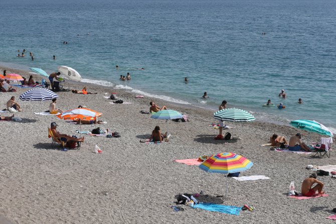 Antalya sahillerindeki yoğunluk sürüyor