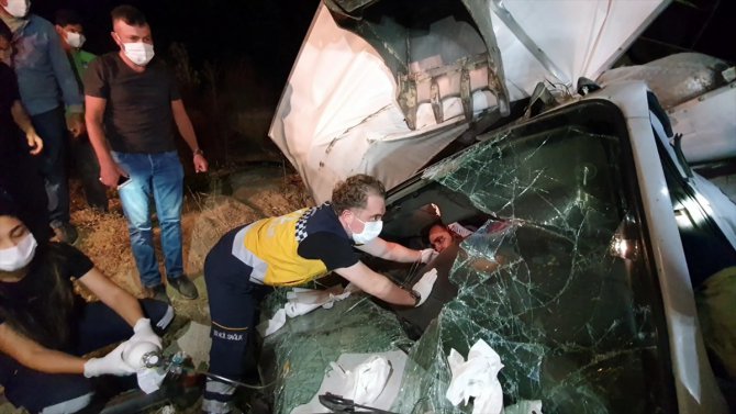 Bursa'da mobilya yüklü kamyonet devrildi: 2 yaralı