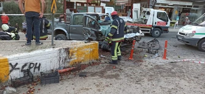 Denizli'de beton bariyere çarpan pikabın sürücüsü öldü