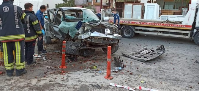 Denizli'de beton bariyere çarpan pikabın sürücüsü öldü