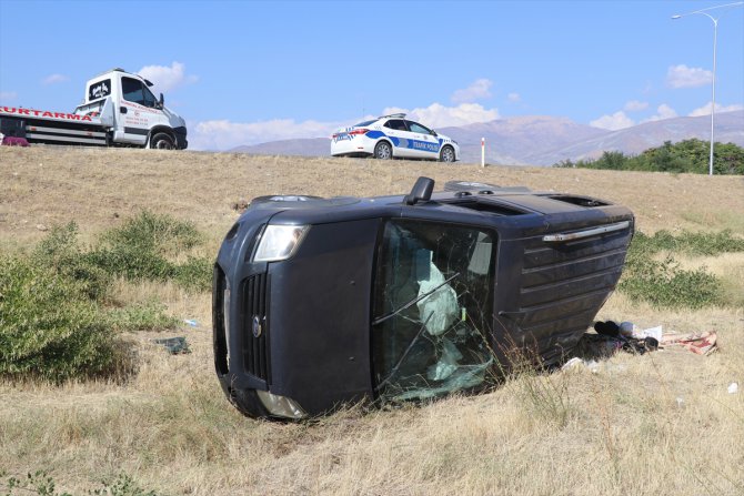 Erzincan'da kamyonet şarampole devrildi: 7 yaralı