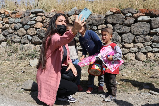 İstanbul'dan Ağrı'ya gelen gönüllüler köy çocuklarını oyuncaklarla sevindirdi