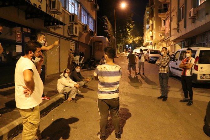 Manisa'da dolandırıldığı iddia eden vatandaşlar kuyumcuyu bastı