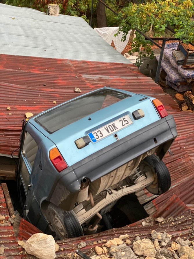 Mersin'de kontrolden çıkan otomobil evin çatısına düştü